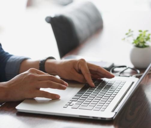 サービスを開発する社員の写真